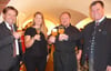 Sie haben am Samstag auf eine gute Zukunft von „Stoffel’s Stadtbräu“ angestoßen: (von links) Oberbürgermeister Michael Lang, Theresa und Markus Stoffel und Elmar Bentele, Geschäftsführer der Brauerei Farny.