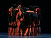 Danza Contemporánea de Cuba tanzt „Equilux“: Einzelne streben aus der Gruppe heraus.