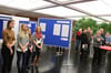 Die Schülerinnen bei der Ausstellungseröffnung (von links) Paula Ziegler, Victoria Rebhun, Pauline Kegele und Julie Erdmann (es fehlt: Matthias Hering); rechts sind die Schulleiterin Anja Blüthgen sowie Gemeinderat Jörg Boßler zu sehen.