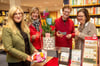 Die Weihnachtsbaumaktion der Soroptimist club Friedirchshafen hat begonnen. Die Wunschzettel sind in der Buchhandlung Fiederer erhältlich. (von links) Svenia Bormuth, Anita Schraff, Thomas Fiederer und Gertrud Schlegel.