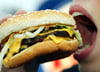 Viele Menschen lieben Fast Food - leider ist das ungesund.