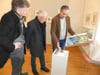  Ulrich Brauchle (rechts) zeigt Thomas Rathgeb und Eberhard Veit vom Geschichts- und Altertumsverein die restaurierten Werke.