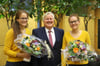   Bürgermeister Hans-Jürgen Osswald gratuliert Johanna Renner und Magdalena Renner (v. l.).
