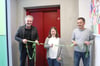  Das Band ist durchschnitten und der neue Fahrstuhl an der Manzenbergschule damit offiziell eingeweiht von Rektor Wolfram Schellhaase, Catrina Gässler und Konrektor Thomas Seibold (von links).
