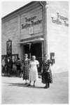 Drei Frauen stehen in den 1930er-Jahren vor dem Tonfilm-Theater.