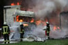 Die Feuerwehr kämpft gegen die Flammen, die aus beiden brennenden Fahrzeugen schlagen. 