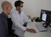 Doktorand Daniel Schaudt und Facharzt Dr. Christopher Kloth analysieren eine Röntgenaufnahme einer Lunge.