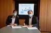  Bürgermeister Georg Riedmann (links) und Geschäftsführer Walter Göppel von der Energieagentur Bodenseekreis unterzeichnen den Vertrag zum Start der Zertifizierung als europäische Energie- und Klimaschutzkommune.