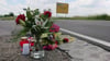  Nach dem Unfalltod eines 20-Jährigen wurden Blumen und Kerzen an der Unglücksstelle zwischen Pfuhl und Burlafingen niedergelegt.