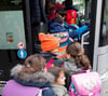  Momentan werden die Kinder aus den Albdörfern mit einem Achtsitzer in die Schule transportiert. Immer wieder bleiben Kinder an den Haltestellen zurück, weil nicht genügend Platz im Bus ist.