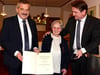  Mariotte Glocker mit Bürgermeister Roland Weinschenk (links) und Sozialminister Manfred Lucha (rechts) bei der Verleihung des Bundesverdienstkreuzes vor vier Jahren.