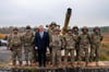 US-Außenminister Mike Pompeo (4.v.l) besuchte US-Soldaten im oberpfälzischen Grafenwöhr.