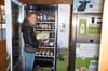  Bäuerin Claudia Dreher aus Lampertsweiler schaut, dass die Automaten in ihrem „Milchhäusle“ stets gefüllt sind, sodass die Kunden rund um die Uhr einkaufen können.