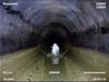 Dieses Bild der ferngesteuerten Kamera – die nur eine niedrige Bildqualität liefert – zeigt eine Stelle im Kanal, an der Grundwasser durch die kaputte Kanalsohle drückt und wie ein kleiner Springbrunnen sprudelt.