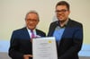  Der geschäftsführende Gesellschafter der Binder Optik GmbH, Helmut Baur (links), übergab den Preis an Eduard Kelbler.