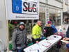  Jede Menge zu tun haben die Mitstreiter der Aktionsgruppe „2. Versuch SLG jetzt“ am Samstag auf dem Nikolausmarkt. Über 800 Besucher und Händler geben ihre Unterschrift für die Einführung des Altkennzeichens SLG.
