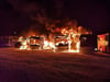 Großbrand auf Parkplatz: Busse gehen in Flammen auf