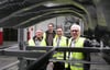 Die CDU-Politiker Kurt Wörner, Thomas Salzmann und Manuel Hagel (von links) sind zu Besuch beim Automobilzulieferer Holder in Laichingen. Geschäftsführer Jochen Holder zeigt ihnen Teile der Produktionshallen.