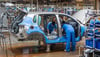  Mitarbeiter montieren im einem VW-Werk bei Shanghai ein Fahrzeug: Das Corona-Virus führt nicht nur bei VW zu Problemen in Lieferketten und Logistik.