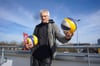  Die deutsche Volleyball-Legende Burkhard Sude will mit seiner Tochter Julia und deren Partnerin Karla Borger zu den Olympischen Spielen.