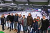 Beste Aussichten: Bernd Wucher (3. von links), Vorsitzender des EV Lindau, gibt Lesern der „Lindauer Zeitung“ und Verlagsleiterin Christiane Gisbertz (ganz links) Einblicke hinter die Kulissen des Lindauer Eishockeysports.