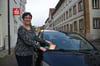  Bürgermeisterin Andrea Schnele ist von der Aktion begeistert, mit der Autofahrer für korrektes Parken belohnt werden.