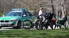  Polizisten kontrollieren im Englischen Garten in München Ausflügler die auf einer Bank sitzen. Um die Gefahr einer Ansteckung mit dem Coronavirus zu verringern sollen die Menschen Abstand voneinander halten. Doch nicht alle halten sich daran.