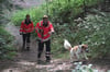  Hundeführer Christoph Huchler folgt seinem Hund Balu, während Kathrin Bock die Umgebung im Blick behält.