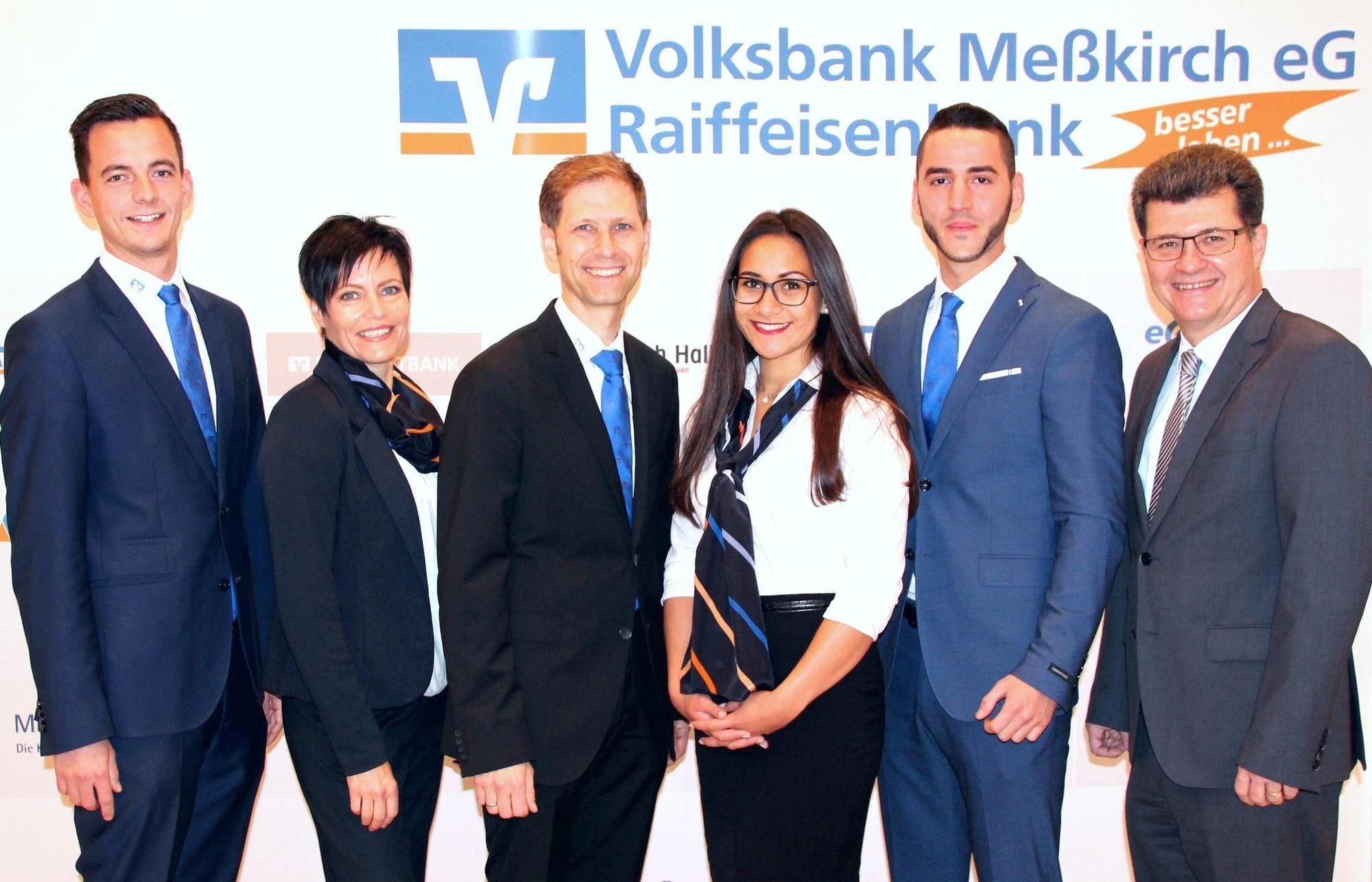 Bankmitarbeiter absolvieren erfolgreich Fortbildung