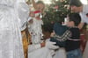  Der Nikolaus verteilt bei der Adventsfeier in der LEA kleine Geschenke an die Kinder.
