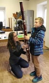  Mike Slatinac probiert das Fagott aus. Lisa Hermann vom Musikverein Stadtkapelle Laichingen hilft ihm bei den ersten Schritten.