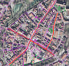  In der Grafik der Stadt, die auf einem Luftbild basiert, sticht das dichte, magentafarben eingezeichnete Netz der Versorgungsleitungen in der Altstadt ins Auge. Die dicken roten Linien markieren den Platzbedarf eines Feuerwehrfahrzeugs. Grün umrandete 