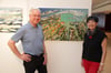  Friedrich Büg, Präsident des Lions-Club Friedrichshafen, und Künstlerin Nurhan Sidal vor deren Bild „Seyhan Delta“.