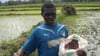  Die Pfarrgemeinde von St. Augustin in Buyenzi kümmert sich auch um behinderte Menschen, so erhalten sie ein Stück Ackerland, um etwa Reis anzubauen.