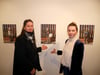 Laudatorin Felicia Glidden (links) und Natascha Maier vom Kunsthaus Caserne zeigen Bilder der Fotoausstellung „Borderlands“ von Xavier Tavera.