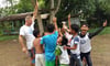  Eine der schönen Seiten von Gerhard Sprißlers Aufenthalt auf den Philippinen: Die Kinder und Jugendlichen zeigen ihre Begeisterung für den Sport.