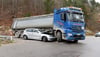 Die Fahrerin des BMW wurde bei diesem Unfall bei Blaubeuren schwer verletzt.