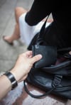 Kopie von ARCHIV - ILLUSTRATION - Ein Hand greift am 06.07.2012 in Dresden nach einer Geldbörse in einer Damenhandtasche. Die Zahl der Taschendiebstähle in Deutschland ist im Vorjahr auf den höchsten Stand seit fast 20 Jahren gestiegen. Das Bundeskrimi