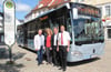 Freuen sich auf den ersten Hybridbus in Ehingen: (v.l.): Werner Bolach, zuständig bei der Stadt Ehingen für den öffentlichen Nahverkehr, Sonja Bayer und Eckhard Werner sowie Patrick Werner, Leiter der Disposition bei Bayer.