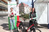  Wenn die Bürger nicht ins Rathaus kommen können, kommt das Rathaus zu ihnen: Manuela Locherer (links) und Rosi Werkmann stellen mit dem Fahrrad Personalausweise und Reisepässe persönlich zu.