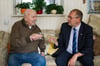  Hans Thomaschewski (links) freut sich über den Besuch von Oberbürgermeister Gerhard Ecker, mit dem er auf seinen 95. Geburtstag anstößt.