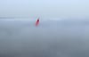  Eine türkische Nationalflagge ragt aus dem Nebel über Istanbul.