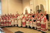 Kardinal Josip Bozanic inmitten der Kinder und Jugendlichen in kroatischer Tracht mit Dekan Sven van Meegen und Pfarrer Vilim Koretic (rechts vom Kardinal).