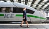  Bei einer Pressekonferenz zur Vorstellung der Konzernstrategie «Starke Schiene» geht eine Mitarbeiterin der Deutschen Bahn an einem ICE mit dem neuen Design für die ICE-Flotte vorbei.