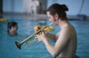 Das Neue-Musik-Festival in Donaueschingen geht baden – mit einer Klanginstallation im Schwimmbad. „Negolou“ heißt das Stück von Kirsten Reese.
