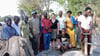  Bewohner aus Ushirombo, einer Kleinstadt im Norden Tansanias, freuen sich mit Jana Rehm über einen neuen Brunnen, der ihnen frisches Trinkwasser liefert. Mit einem Teil der 3600 Euro an Spenden soll ein weiterer Brunnen gebaut werden.