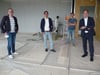 Dank des gut voranschreitenden Erweiterungsbaus an der Realschule sah man am Freitag in vier strahlende Gesichter: (von links) Martin Rathgeb, Heiko Kloos, Dietmar Schädler und Raimund Haser.
