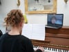  So geht es auch: Musikunterricht am heimischen Instrument, mit virtueller Begleitung durch die Lehrerin.