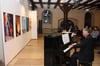  Alexander Wirnharter sorgte bei der Eröffnung seiner Vernissage „Malerei in Acryl“ im Foyer des Bopfinger Rathauses auch gleich für die musikalische Unterhaltung.