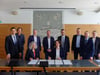  Bürgermeister der acht Städte und Gemeinden unterzeichnen die Vereinbarung für den neuen Gutachterausschuss Östlicher Bodenseekreis. Die Geschäftsstelle des Gutachterausschusses ist bei der Stadt Friedrichshafen angesiedelt (von links): Bürgermeis